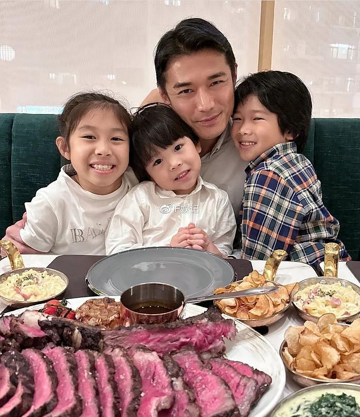 黄祥兴与家人出去吃美食提前庆祝父亲节 搂着3个子女开心合影 - 5