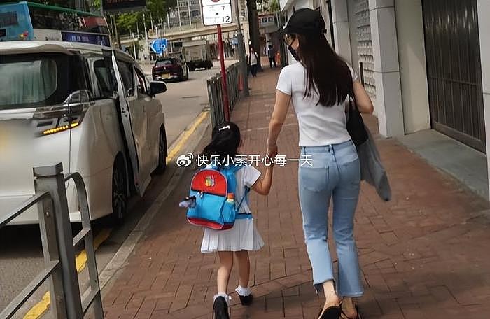 方媛陪小女儿开学，方媛牵着郭咏萱的手，母女蹦蹦跳跳好开心 - 3