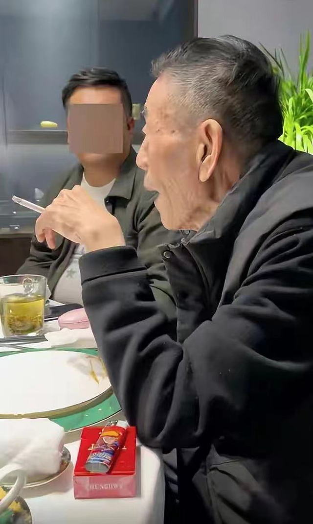 90岁杨少华与儿孙聚会，身形消瘦仍爱吃肉抽烟，一家六口如复制 - 16