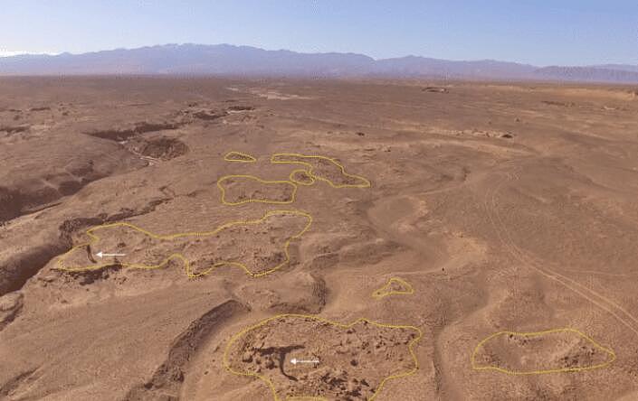 智利荒漠出现大量黑绿色斑块，年龄约1.2万年 - 1