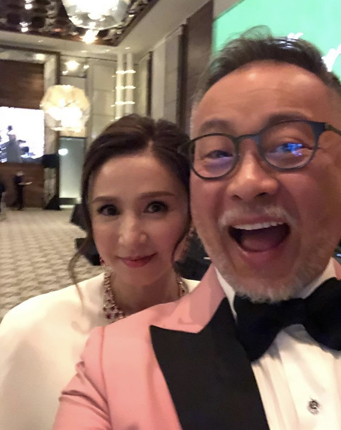 54岁吴婉芳与张学友搂腰合照，穿白色晚装很优雅，两人以兄妹相称 - 3