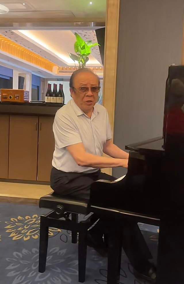 81岁杨洪基近况曝光，豪宅内弹钢琴动作敏捷，与佟铁鑫等一起合唱 - 5