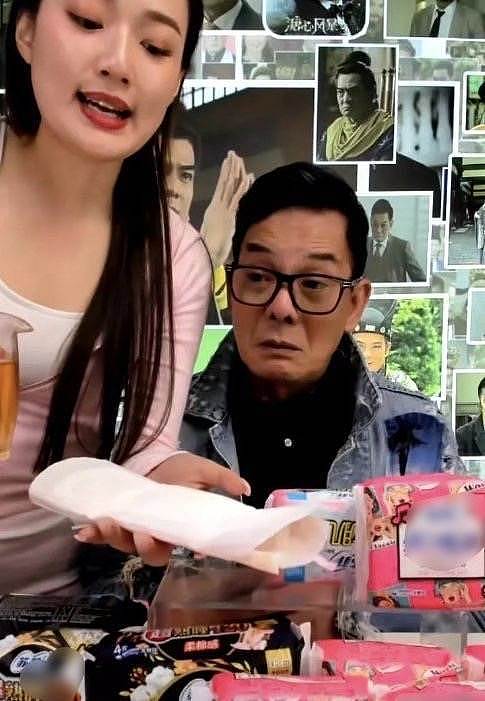 67岁TVB绿叶王直播间卖女性用品，网民问及体验感，本人面露难色 - 5