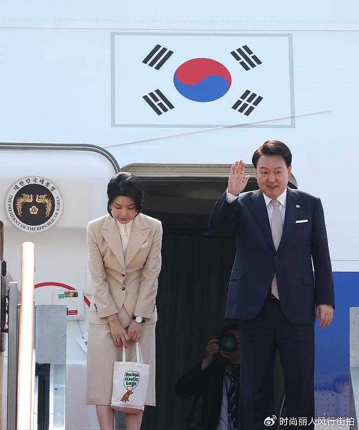 韩国第一夫人今年首次出国访问！一身米色套装好美，脸又嫩了很多 - 2