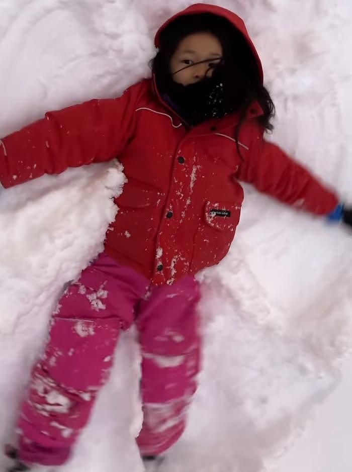 钟嘉欣和子女开心躺在雪地玩耍 经常带着家人去旅游和制作工艺品 - 4