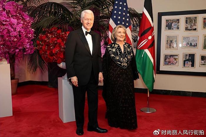 76岁希拉里和克林顿牵手出席白宫国宴！穿刺绣长袍风采依旧，霸气 - 3