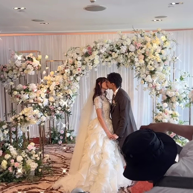 TVB男艺人吴业坤举办婚礼迎娶日本女友 一对新人甜蜜嘴对嘴亲吻 - 4