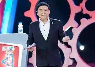 他是中国飞行员，退役后成为央视主持人，如今53岁一家人幸福美满 - 6
