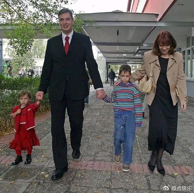 武契奇罕见公开家庭照，和7岁的小儿子踢球，43岁外交官妻子惹眼 - 4