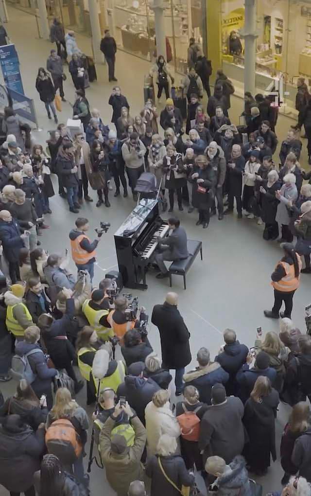 郎朗伦敦火车站演奏引争议，曾给英国高校捐百台钢琴，被疑换国籍 - 2
