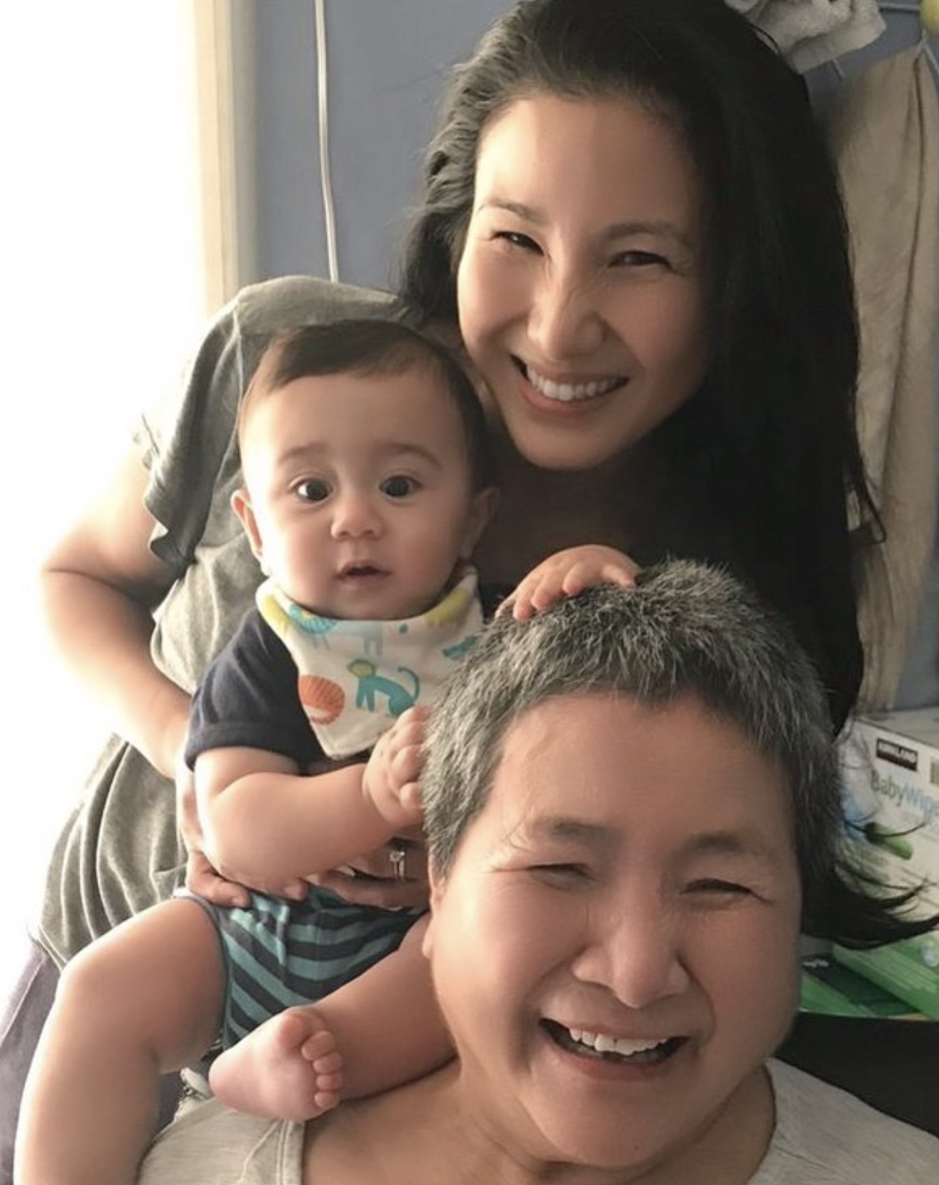 原子鏸自曝举家搬离香港，赴美照顾母亲，76岁郑佩佩被曝身体变差 - 5