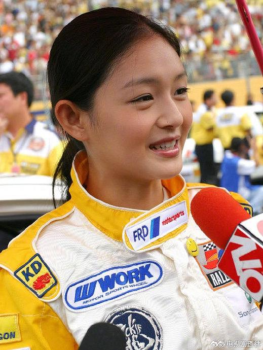 2004年，成龙慈善杯车赛活动上的女明星 - 2