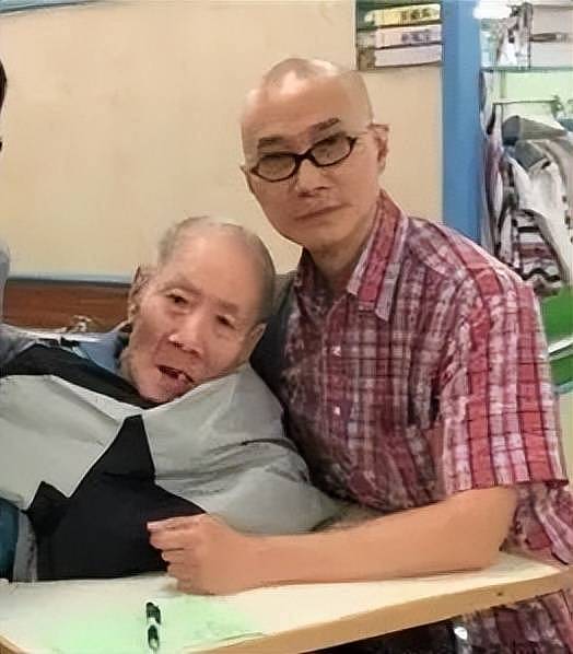 香港金牌配角黄虾病逝，享年76岁，中风入院晚年凄凉独居养老院 - 4