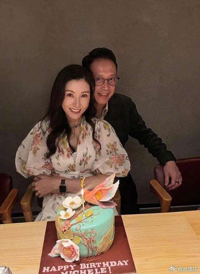 54岁李嘉欣与富婆同场庆生！颜值不输佘诗曼，坐老公怀里太甜蜜 - 4