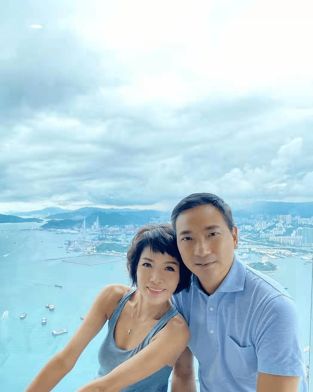 曾遇惨烈车祸，整容7年，香港女星与老公甜蜜亲吻庆祝结婚11周年 - 8