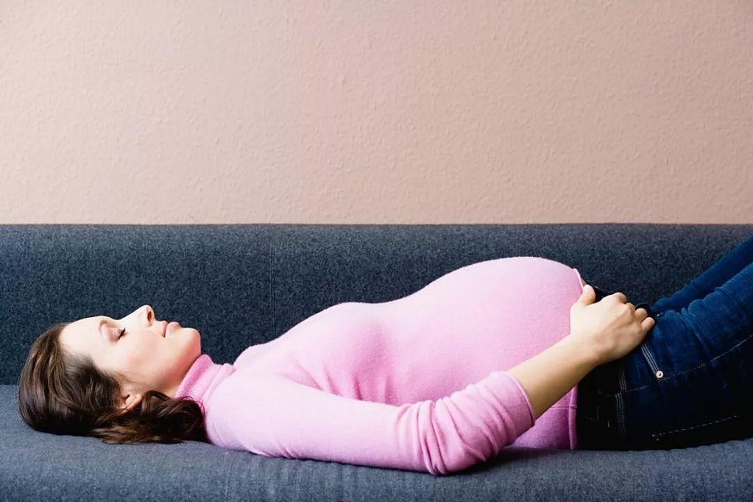 孕中期后孕妈就别用这两种睡姿，舒服却伤胎，别到孕晚期才去注意 - 2