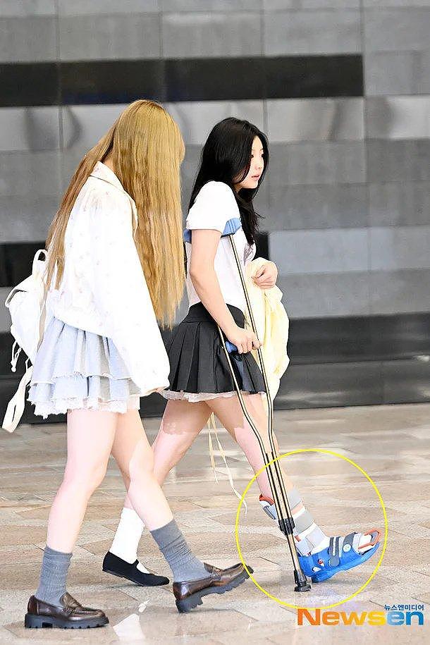 韩国女星，拄拐进行海外行程，网友：无人照顾，拐杖使用方法不对 - 5