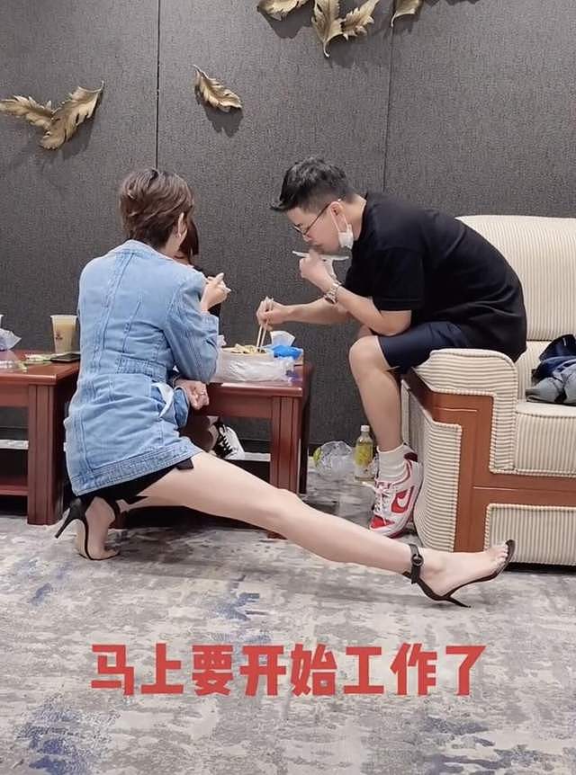 主持人李好与老婆吃快餐，晓敏半蹲秀大长腿，脚上穿恨天高仍轻松 - 2