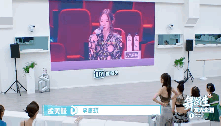 王思聪前女友上节目惹争议，演出缺乏专业性被调侃像是“跳大神” - 3
