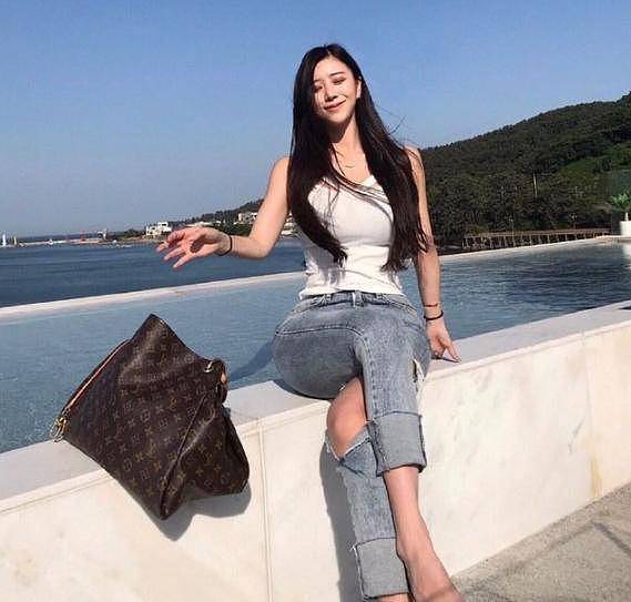 韩国美女模特被称“海贼王女帝”，S型身材惹人羡，坚持运动是关键 - 2