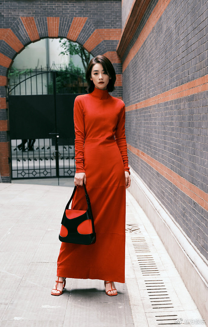 刘雅瑟露背红色长裙造型亮眼 酷拽优雅一键切换 - 1