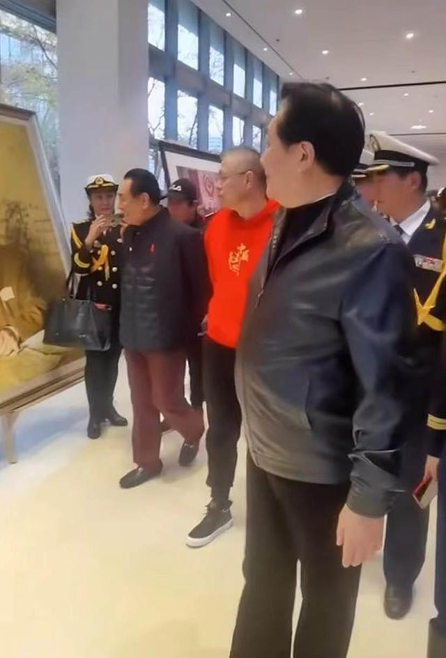 69岁唐国强近况曝光，穿皮衣挺将军肚被簇拥，脚步蹒跚走路显吃力 - 5