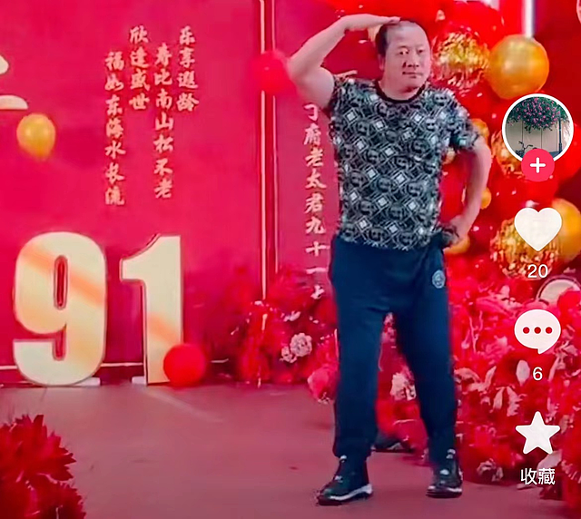 53岁“谢广坤”现身商演，又唱又跳动作夸张，卖力演出表情丰富 - 5
