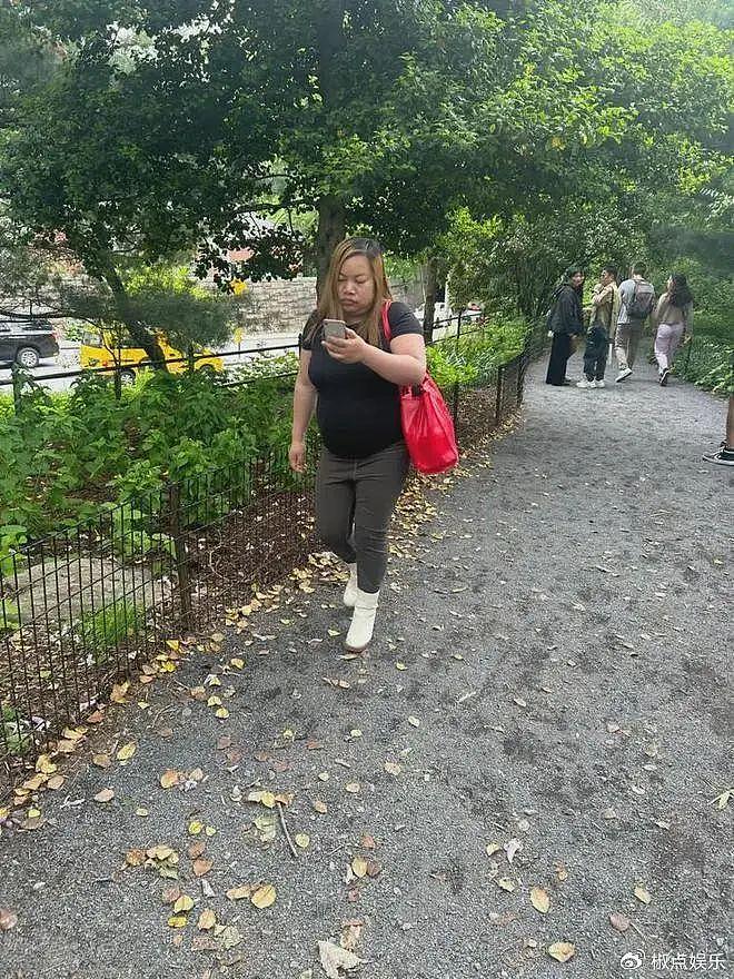 38岁凤姐在公园被偶遇，性格高傲不理人，此前透露在美活得不如狗 - 5