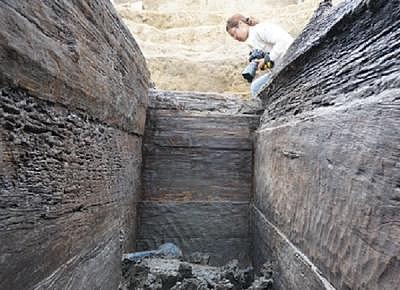 当年农民挖山采石，山坑奇怪冒水，好奇深挖后挖出5000多斤千年青铜棺