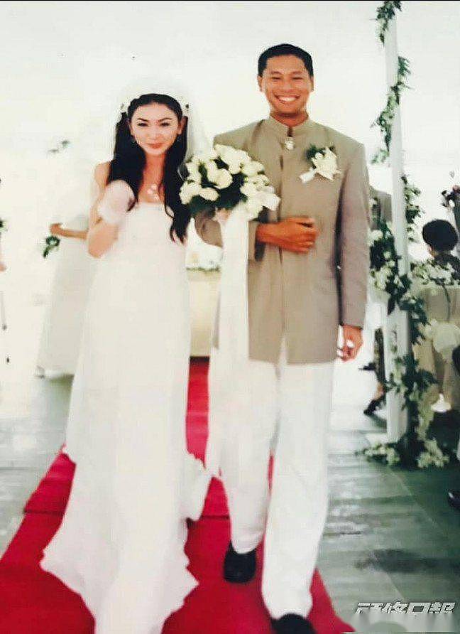 55岁温碧霞庆祝结婚21周年，晒婚礼珍贵照片，两人婚姻曾亮红灯 - 2