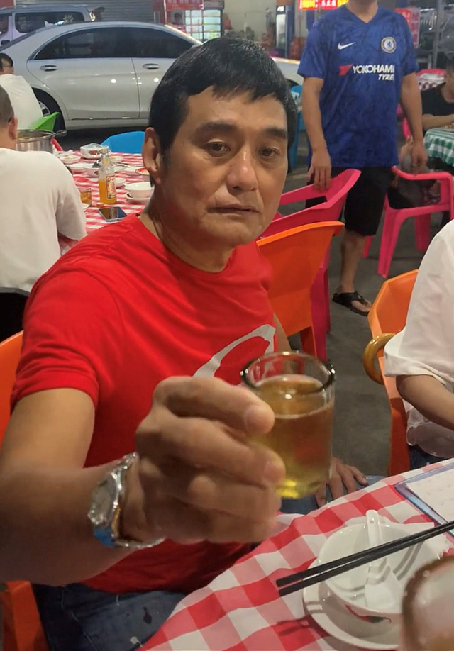 66岁TVB戏骨王俊棠内地庆生，喝啤酒吃大排档，空姐妻子白皙优雅 - 2