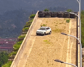 离谱：男子高速开SUV冲上避险车道顶端 只为看个风景 - 3