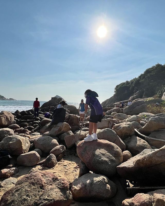 前TVB男艺人黄浩然携妻儿去沙滩捡垃圾 一家四口为保护环境做公益 - 4