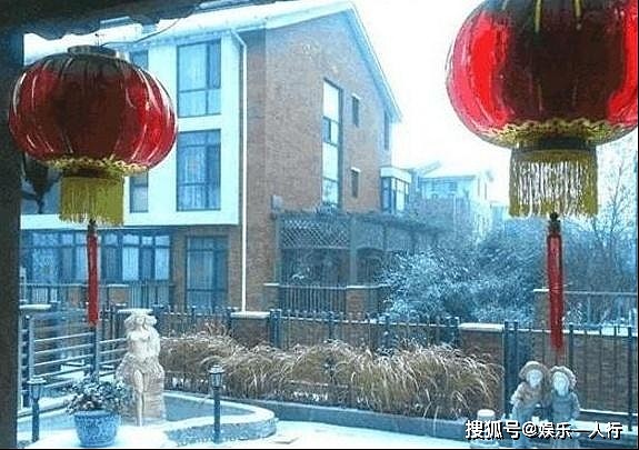 艺术家巩汉林的家，装修风格中式，家门口还挂了红灯笼 - 6