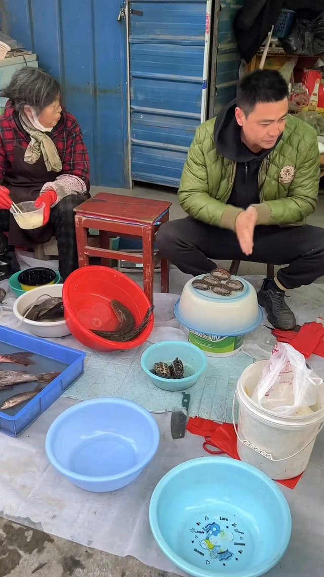 演员李飞无戏拍卖鱼近一年，路边摆地摊满身污垢，称喜欢现在生活 - 9