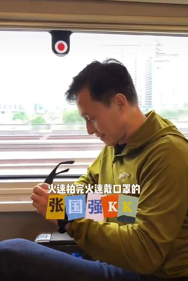 66岁TVB港星张国强坐高铁，来内地游玩心情好，鬓角花白面色红润 - 11