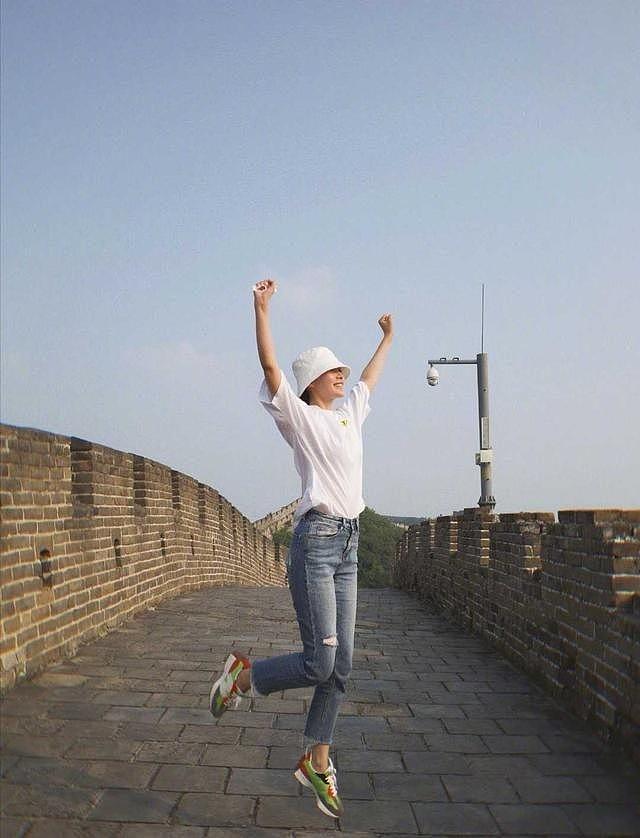 李沁去爬长城也穿得这么时髦！白T恤+牛仔裤，拼色运动鞋真洋气 - 4