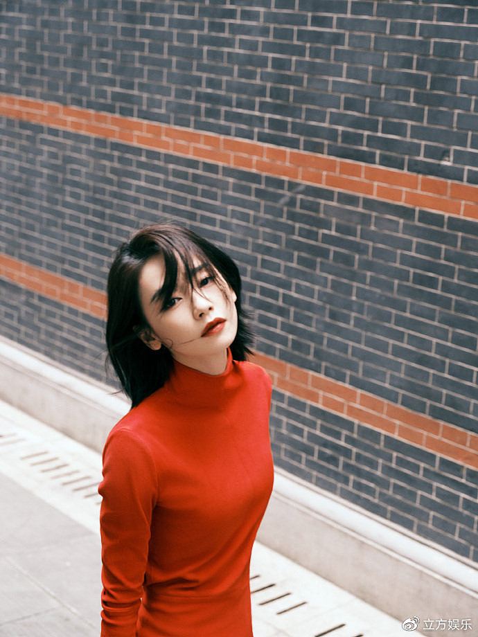 刘雅瑟露背红色长裙造型亮眼 酷拽优雅一键切换 - 2