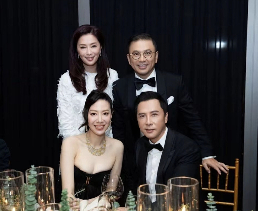 TVB主席携太太出席晚宴，低调与甄子丹夫妇合照，主席夫人很素朴 - 1
