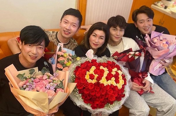 TVB山头之一的乐易玲在内地过母亲节 众多小生小花献花为其庆祝 - 4