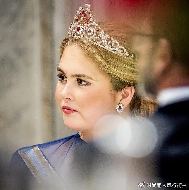 西班牙王后闪耀荷兰国宴！头戴皇冠太美，20岁荷兰大公主身材丰腴 - 10