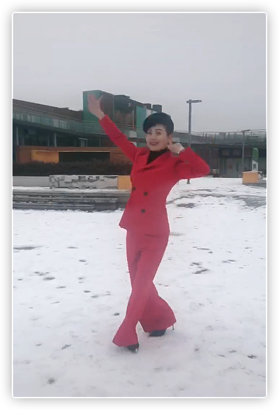 朱军51岁妻子谭梅雪地跳舞，穿红西装细高跟显眼，舞姿获网友夸赞 - 5