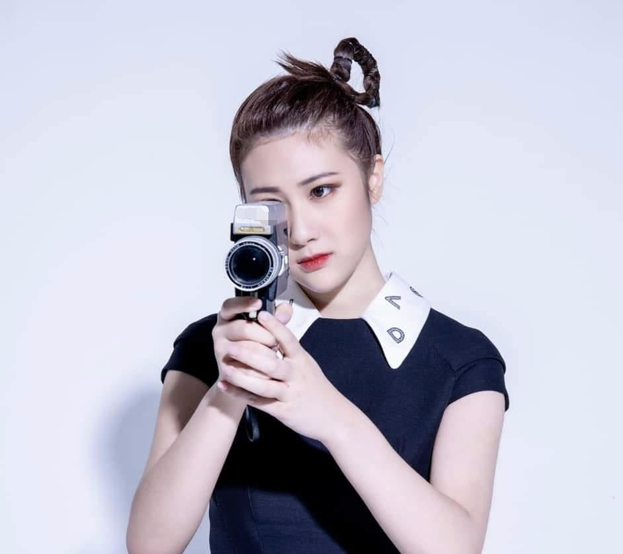 张兆辉晒17岁女儿写真照，长相标致神似钟嘉欣，已低调入行做模特 - 1