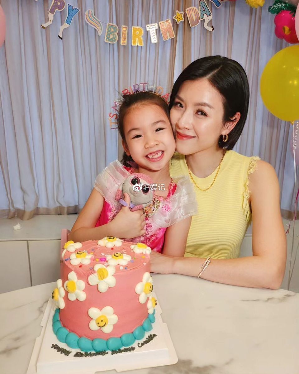 陈豪一家为女儿庆祝7岁生日 陈茵媺亲吻小寿星脸颊很甜蜜 - 4