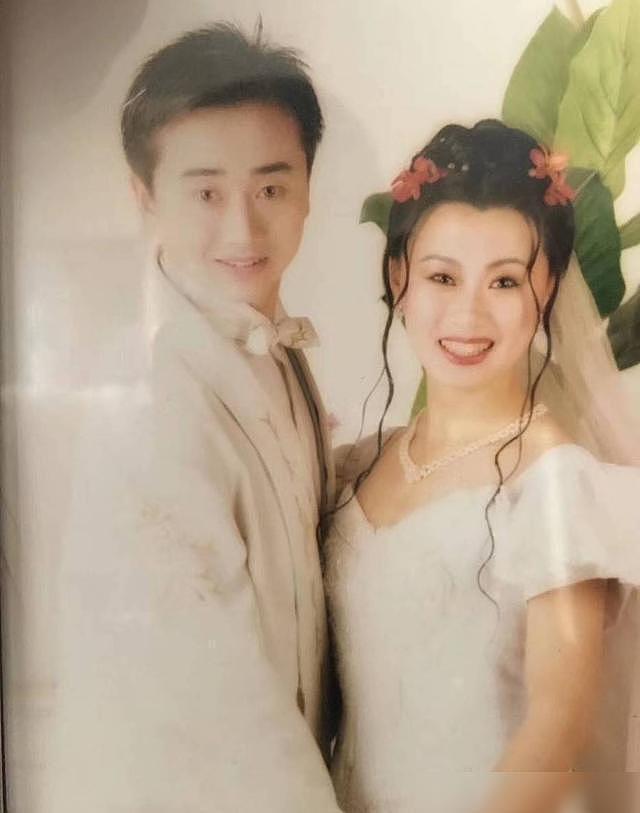 47岁海燕晒合影庆银婚，老公闫光明送两大捧花束，结婚25年仍甜蜜 - 12