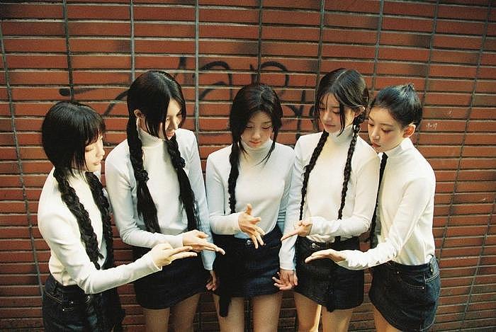 韩国女团成员，舞台上穿灯笼短裤，有韩网友称，这样穿不合时宜 - 5