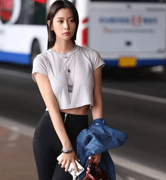 韩国美女李成敏，穿上“无痕裤”后，身材堪称靓丽的风景线 - 1