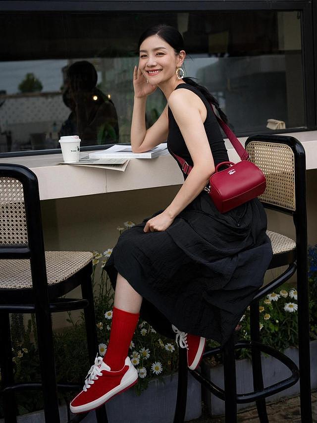 48岁胡可把“小黑裙”穿火了！搭配红包+红鞋子，高级时髦又洋气 - 4