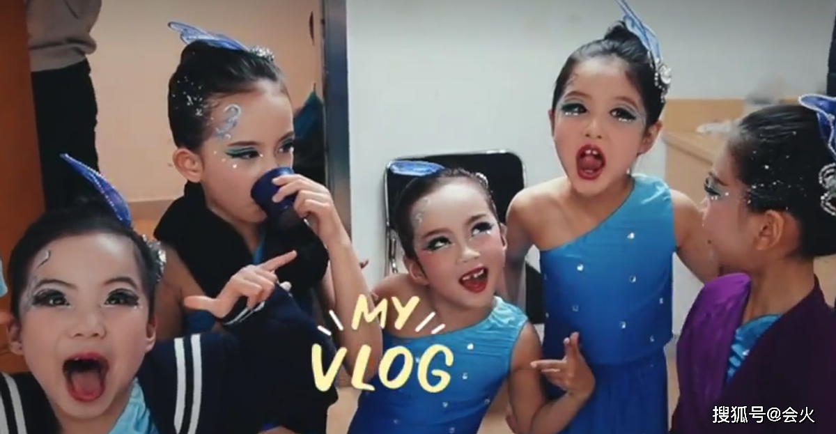黄磊8岁小女儿登台表演！化绿色眼影涂口红，后台做鬼脸好大方 - 2