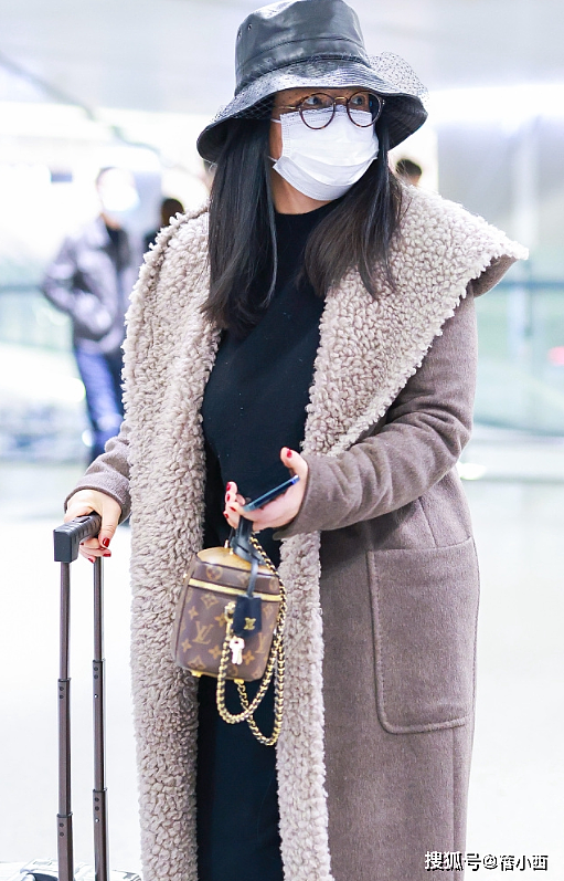 “李湘”离婚后更年轻时髦，穿毛绒大衣富态十足，不扮嫩、不老气 - 3